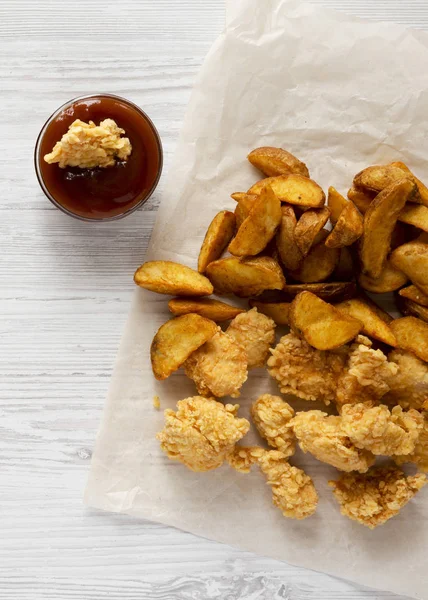 Chutné fastfood: smažené brambory, kuřecí sousta, bbq omáčka na — Stock fotografie