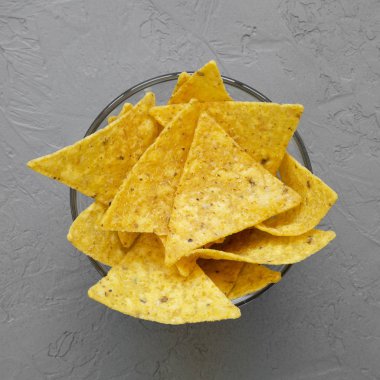 Üstten Görünüm, beton zemin üzerine tam kase tortilla cips. Beni