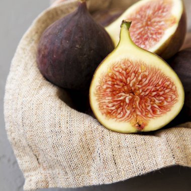 Bir kase içinde beton arka plan, yan görünüm taze incir. Kapat-