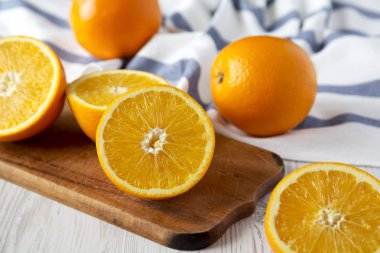 Yarıya ve tüm portakal, yan görünüm. Portre. Seçici odak.