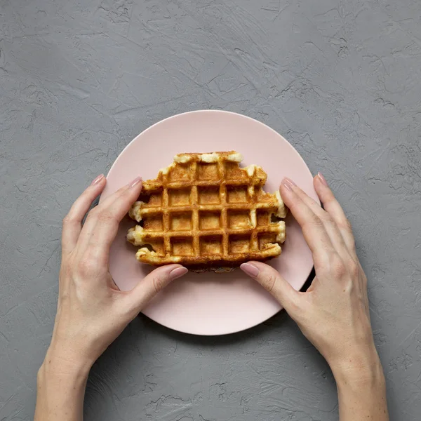 Üstten Görünüm, geleneksel Belçika waffle iğnesi üzerinde tutan eller — Stok fotoğraf