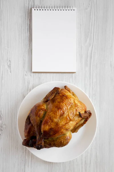 Домашняя вкусная жареная курица на белой тарелке, чистый блокнот — стоковое фото