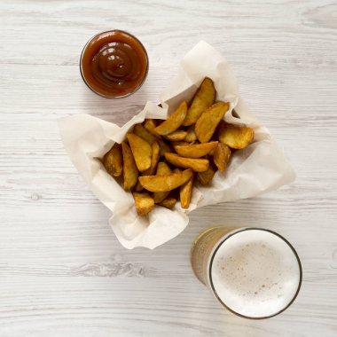 Üstten Görünüm, kızarmış patates dilimleri kağıt kutusu, barbekü sosu ve g