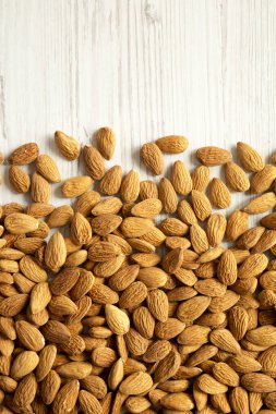 Badem Beyaz ahşap bir masa üstten görünüm üzerinde. Kopya alanı.