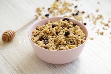 Pembe kase meyve granola ve bal Beyaz ahşap yüzey üzerinde, 