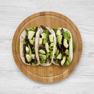 Mısır ekmeği ile ızgara biftek, avokado, yuvarlak bambu kireç 