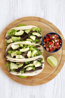 Havai görünümü, Mısır ekmeği ızgara biftek, avokado, kireç ile bir