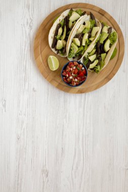 Mısır ekmeği ızgara sığır eti, avokado, kireç ve salsa bam üzerinde