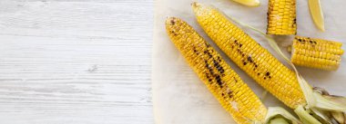 Izgara mısır, üstten görünüm. Yaz yiyecek. Yukarıdan, düz