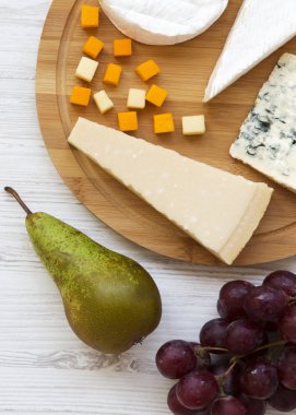 Meyve bir beyaz tahta yüzeyi ile peynir tatma. W için gıda