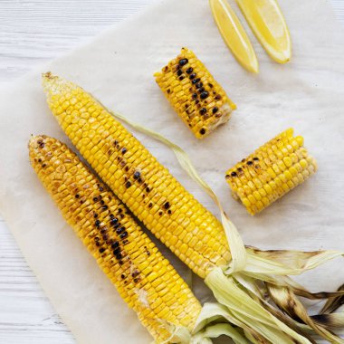 Tuz ve limon, üstten görünüm dilim üzerinde ızgara mısır.