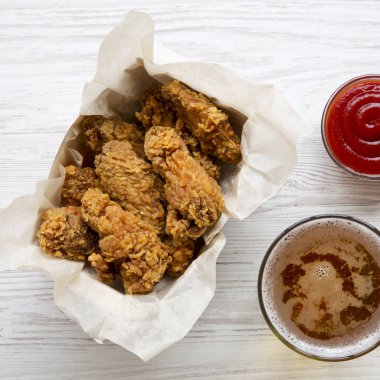 Taze kızarmış tavuk kanadı ketçap, soğuk bira, ek yükü ile VI