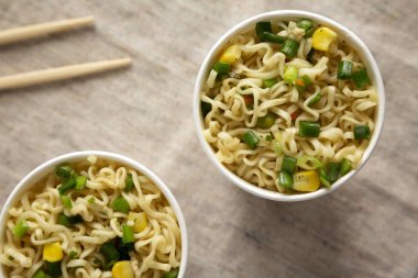 Sığır eti lezzet CUPS ile anlık erişte hazır. Düz yatıyordu, 