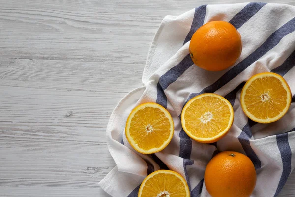 Yarıya ve tüm portakal, üstten görünüm. Tepegöz, yukarıdan, l düz