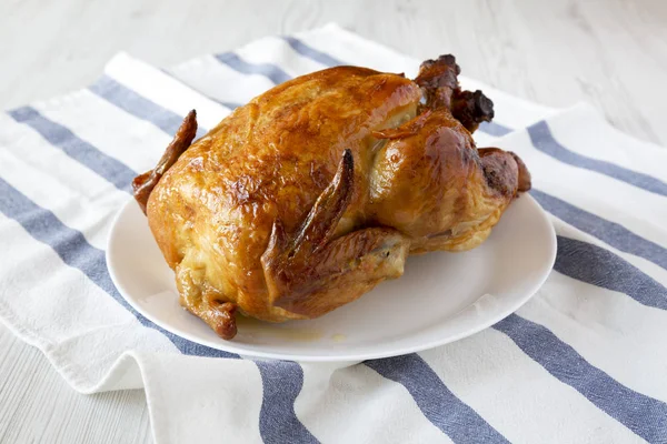 Домашняя вкусная жареная курица на белой тарелке, вид сбоку. Кло — стоковое фото