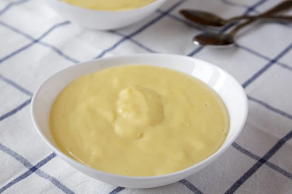 Hemmagjord vaniljsås pudding på duk, sidovy. Närbild. — Stockfoto