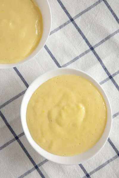 Zelfgemaakte vanille custard pudding op doek, bovenaanzicht. Uit een — Stockfoto