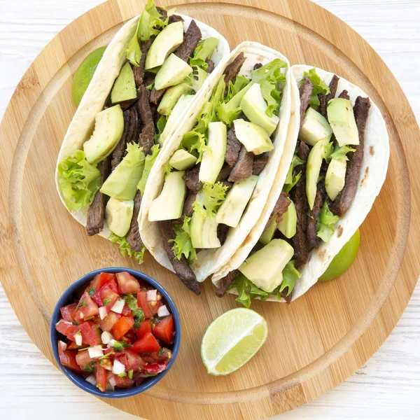 Kukorica tortilla, grillezett marhahús, avokádó-, mész- és a salsa woo — Stock Fotó