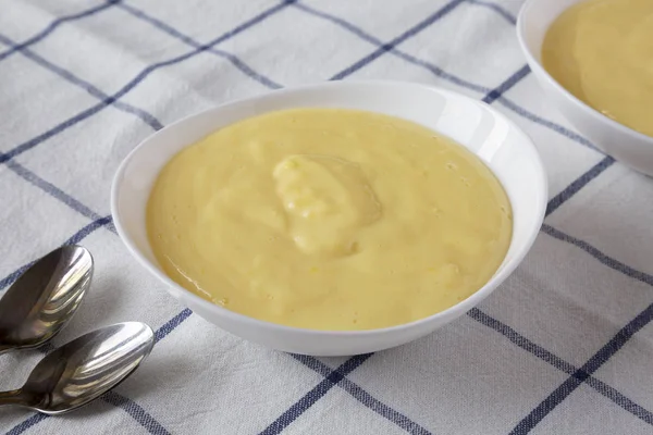 Zelfgemaakte vanille custard pudding op doek, zijaanzicht. — Stockfoto