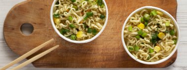 Sığır eti lezzet rustik yönetim kurulu ile lezzetli ramen erişte. Düz la