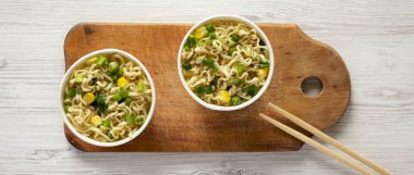 Kağıt bardak beyaz üzerinde rustik ahşap tahta üzerinde anlık erişte 