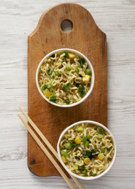 Kağıt bardak WHI üzerinde sığır eti lezzet lezzetli anlık erişte