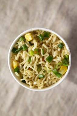 Üstten Görünüm, sığır eti tadında bir kağıt bardak ile anlık erişte. Overh