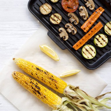 Beyaz ahşap arka plan, üstten görünüm üzerinde ızgara sebze. SP kopyalama