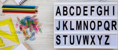 Geri okul kavramı. A Editöre Mektuplar Z. İngilizce alfabe