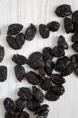 Kuru erik Beyaz ahşap yüzey, en iyi görünüm üzerinde. Düz yatıyordu, gelen bir