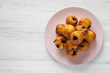 Beyaz ahşap bac üzerinde pembe plaka üzerinde kiraz ile ev yapımı kek