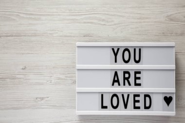 'Seviliyorsun' kelimeleri lightbox bir beyaz tahta yüzeyi, üst