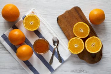 Beyaz ahşap zemin, ek yükü üzerine ev yapımı turuncu marmelade