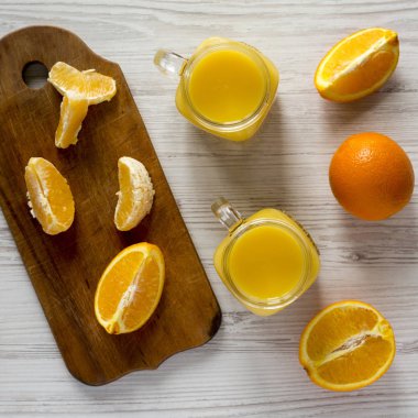 Beyaz Tahta adam için taze portakal suyu cam kavanozlar