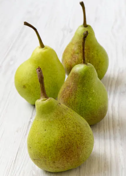 Buah pir segar di permukaan kayu putih, pemandangan samping. Close-up — Stok Foto