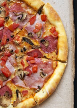 Havai görünümü, bir karton kutu içinde pizza fırından yeni çıkmış. Düz yatıyordu,