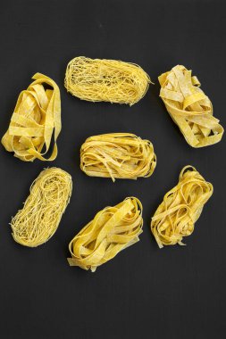 Çeşitli pişmemiş makarna (fettuccine, pappardelle, tagliolin kümesi