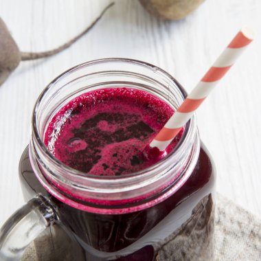 Cam Kavanoz kupa pancar güler yüzlü, düşük açılı görünümü ile dolu. Clo