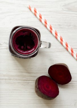 Pancar suyu cam Beyaz ahşap arka plan, overhe üzerinde