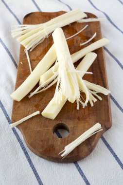 Peynir rustik ahşap tahta üzerinde kumaş, düşük açılı görünümü üzerinde dize. H