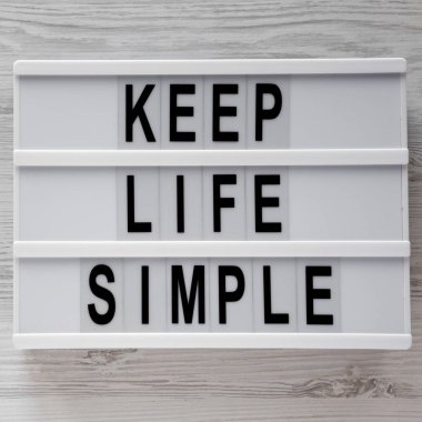 Modern yönetim kurulu ile metin 'Tutmak hayat basit' beyaz tahta üzerinde sörf