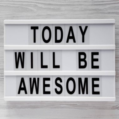 'Bugün harika olacak' kelimeleri lightbox beyaz tahta üzerinde sörf