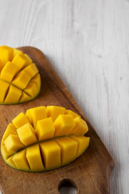 Beyaz ahşap bir masa, düşük üzerinde rustik ahşap tahta üzerinde tatlı mango 