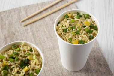 Kağıt bardak, düşük ang sığır eti lezzet ile anlık ramen erişte