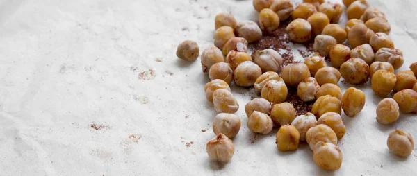 Roasted chickpeas with spices on baking sheet, side view. Copy s — Stock Photo, Image
