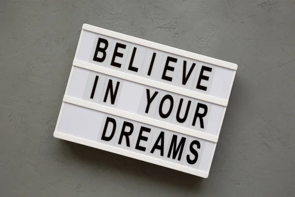'Croyez en vos rêves 'mots sur planche moderne sur béton bac — Photo