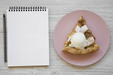 Ev yapımı elma pasta dondurma pembe plaka, boş ile dilim 