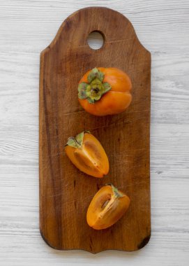 Üstten Görünüm, doğrama tahtası üzerinde beyaz ahşap su taze hurma