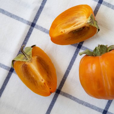 Kumaş, havai görünümü üzerine taze Trabzon hurması. Yukarıdan, o düz lay