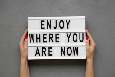 Kadın el ele tutuşur metin ile modern yönetim kurulu ' neredesin Enjoy yok
